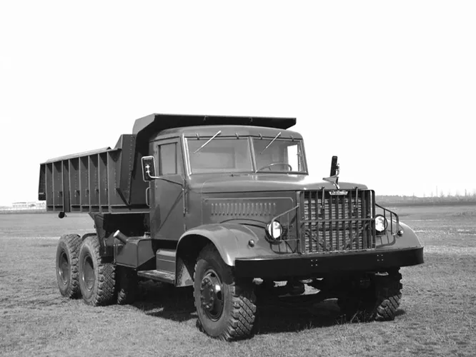 1959 год, КрАЗ-222 «Днепр». Первая серийная модель завода. Ничего необычного в ней нет, но мы решили начать обзор именно с неё для истории. Потому что классика!
