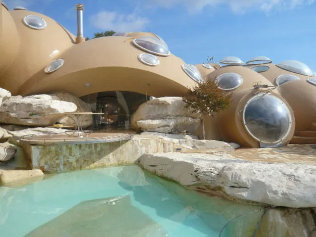 «Дом пузырей» - Турет-Сюр-Луп, Франция. Сюрреалистические, похожие на пузыри купола и неоновые пещеры стали домом для гуру мировой моды Пьера Кардена. Благодаря форме дома из него открывается потрясающий вид на Средиземное море. Этому дому уже 35 лет, но, как это ни странно, он еще не завершен.