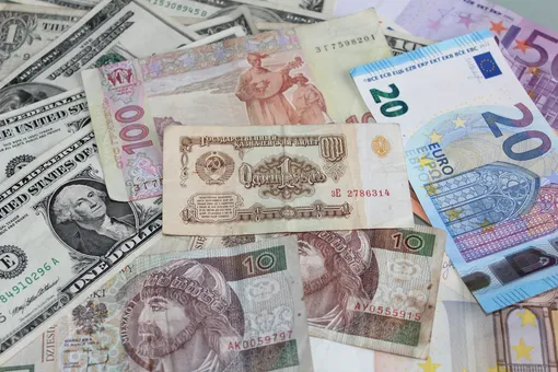 От ослабления рубля выгоду получают в основном экспортеры, так как доходы они получают в долларах, а расходуют средства в рублях: маржинальность их бизнеса вырастает.