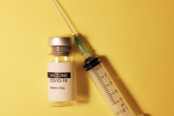 В Госдуму попал законопроект об обязательной вакцинации врачей и учителей