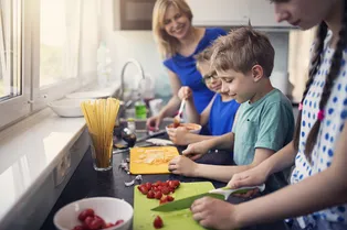Каким кулинарным навыкам стоит обучить детей?