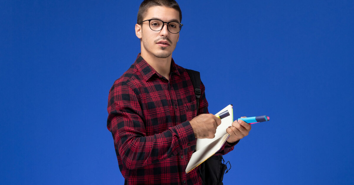 Ред студент. Девушка с учебниками. Девушка на учебе. Student book красный. Церемония награждения мгпу.