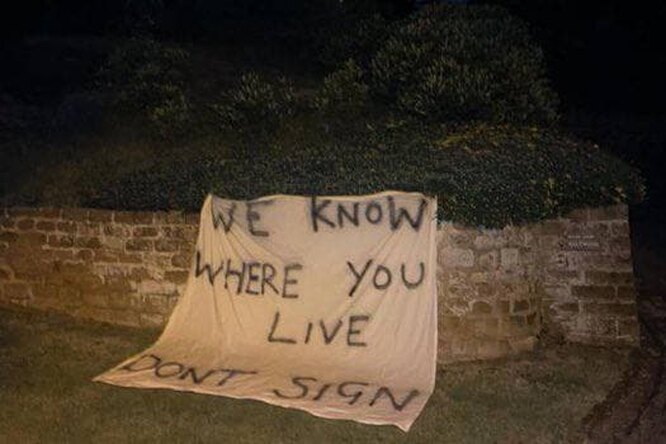 «Мы знаем, где ты живешь»: у дома испанского тренера разместили плакат с угрозой