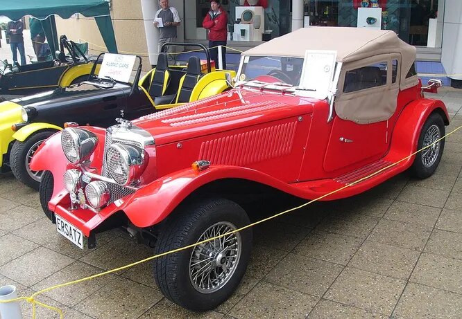 Компания Alternative Cars Limited с 1984 года делает кит-кары с пластиковыми кузовами. На снимке модель Swallow 100, имитирующая MG TD.