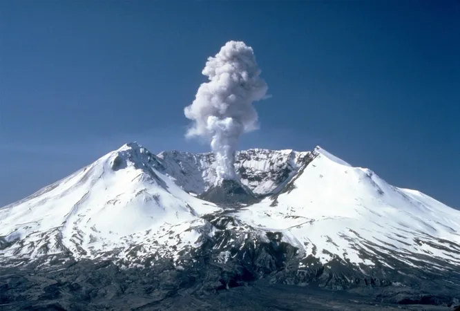 Сент-Хеленс   стратовулкан в округе Скамания, штата Вашингтон, США, один из самых активных во всём мире. При его последнем, внезапном и узконаправленном, извержении 18 мая 1980 года погибло 57 человек. 