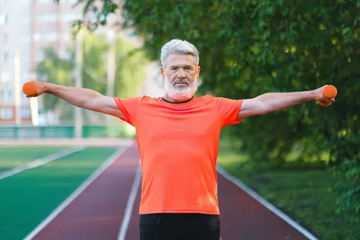 Как безопасно тренировать плечи мужчинам старше 40 лет