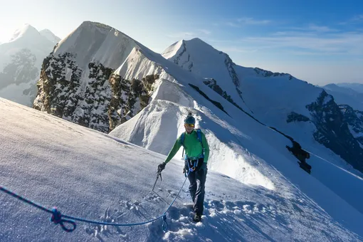 Неопытный альпинист упал в глубокую трещину на Эльбрусе и выжил