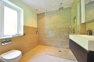 Трансформация вашей ванной: можно ли в квартире сделать слив в полу вместо душевой кабины?