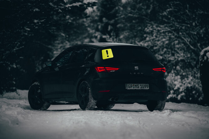 Зачем опытные водители клеят на автомобиль восклицательный знак?