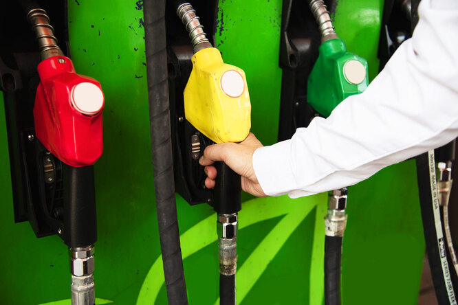 Росстандарт опубликовал список заправок с некачественным топливом