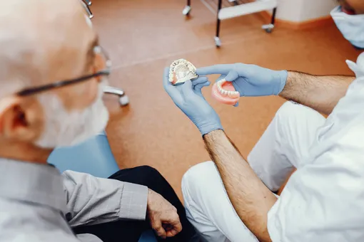По данным CDC , почти каждый пятый американец в возрасте от 65 лет или старше потерял все зубы. Полная потеря зубов встречается в два раза чаще среди лиц в возрасте 75 лет и старше, чем среди лиц в возрасте от 65 до 74 лет (13%).