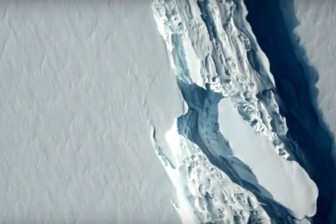 Трещина на леднике: угроза антарктической станции и мировому климату