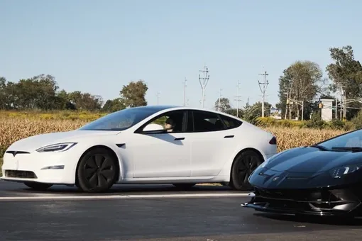 На кого поставите: самая мощная Tesla или суперкар Lamborghini? Посмотрите видео гонок