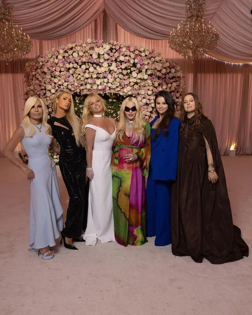 Знаменитости на свадьбе Бритни. Слева направо: Донателла Версаче, Пэрис Хилтон, Бритни Спирс, Мадонна, Селена Гомез и Дрю Бэрримор