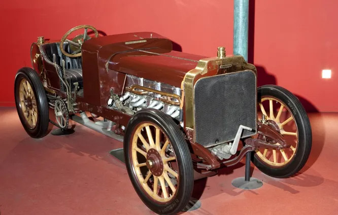 Dufaux. Компания существовала в Женеве с 1904 по 1907 год, причём первая машина компании была построена специально для того, чтобы принять участие в Кубке Гордона-Беннетта, знаменитой автогонке того времени. Потом было сделано несколько дорожных, не гоночных автомобилей, а потом фирма разорилась. На снимке тот самый первый Dufaux 100/120 PS (1904).