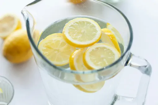 Миф об этом напитке прибавляет онкобольных: врачи рассказали, чем опасна вода с лимоном