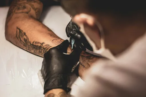 Парень сделал необычную татуировку на пальце: она помогает в повседневной жизни