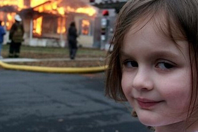 Девочка со снимка у горящего дома неплохо заработала на меме благодаря NFT-аукциону