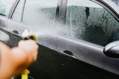 Есть ли смысл мыть автомобиль в дождь