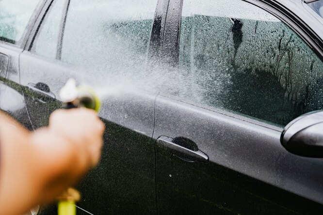 Есть ли смысл мыть автомобиль в дождь
