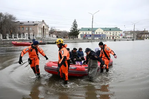 «Нет ни хлеба, ни воды, все раскупили»: что происходит в Орске и какие еще российские города могут уйти под воду?