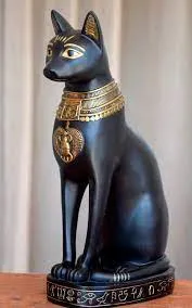 Первые одомашненные кошки были почти священны — тому пример египетская богиня-кошка Баст или Бастет.