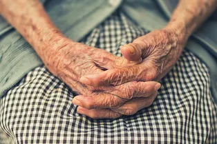 4 фактора, которые помогут прожить до 100 лет: узнайте советы от эндокринолога