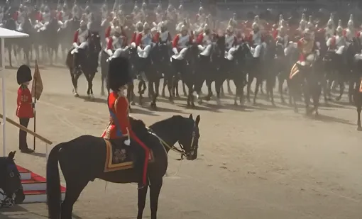 Принц Уильям верхом на коне проводит смотр парада