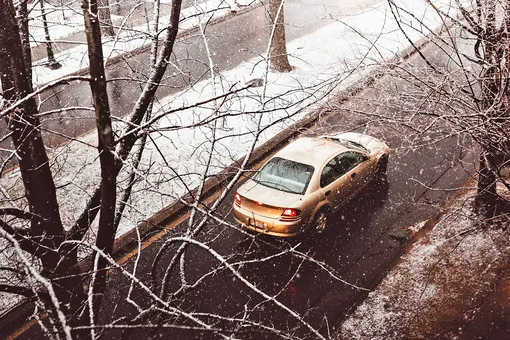 «Это большая проблема»: почему машины в российских мегаполисах массово ржавеют зимой?