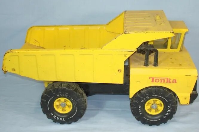 На детские грузовички Tonka выдается пожизненная гарантия. Что только ни делали покупатели, чтобы ею воспользоваться: бросали авто вниз с лестницы, закапывали его в песок и грязь. Однажды по инициативе компании-производителя игрушек Hasbro на машинку наступил слон. Никакого эффекта!