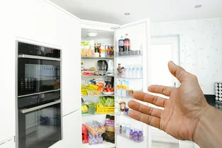 Почему у современных холодильников магнитные двери, а у старых — на защелке?