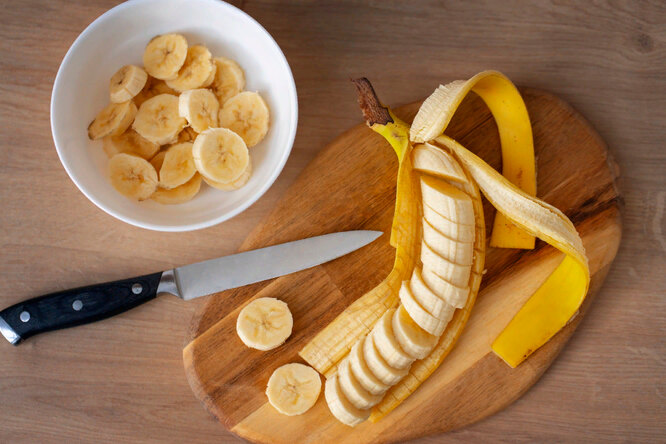 Наконец, бананы при похудении являются отличным перекусом после тренировки — они помогают восстановить энергию без значительного увеличения индекса массы тела. При условии, что общее количество потребляемых калорий не превышает затрат энергии в течение дня.