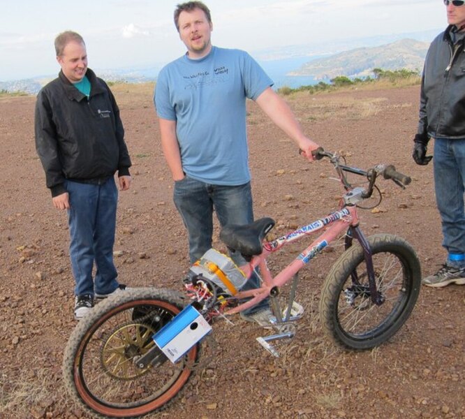 Еще один байк от Luke Liveforphysics - Pinky - создан всего за неделю для гонки в Сан-Франциско, которую устраивал сайт electricbike.com. Велосипед с заявленной максимальной скоростью 113 км/час позже выкупил бизнесмен из Гонконга.