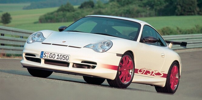 996 GT3 RS, 2004 год. Новое поколение получило новый кузов и впервые! водяное охлаждение двигателя вместо архаичного воздушного. GT3 RS был самой «драйверской» версией.