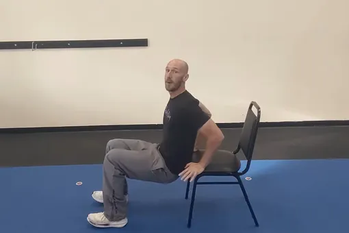 Обратные отжимания — простое и эффективное упражнение, для которого подойдет обычный стул