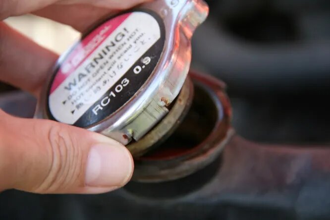 Капсула с песком и сахар в бензобаке: 8 странных автомобильных мифов