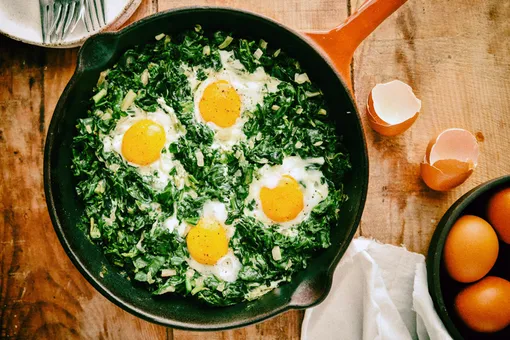 Запеченные яйца со шпинатом, йогуртом и маслом чили: рецепт вкусного завтрака