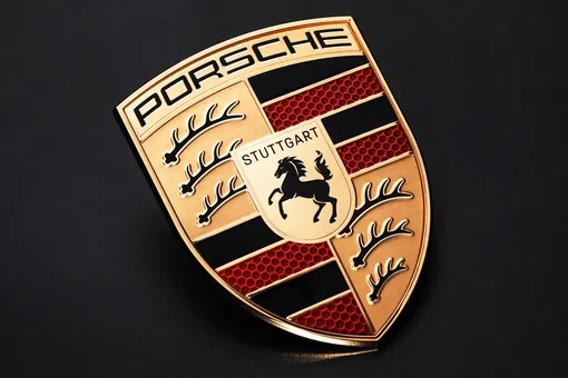 У Porsche новый логотип, и это выглядит очень смешно: посмотрите, над чем компания работала три года