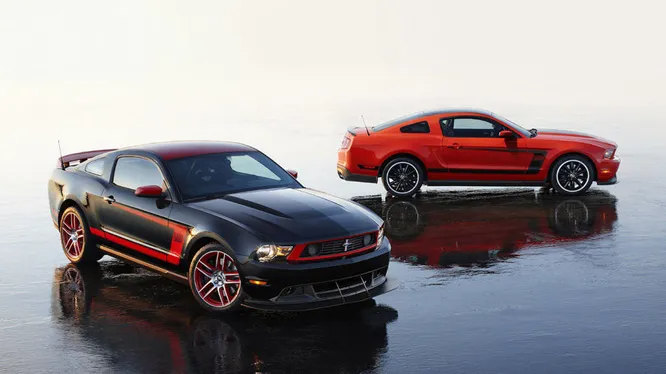 2012 Ford Mustang Boss 302. Пятилитровый двигатель от Ford, «Койот» V8, выдающий 444 л.с. Boss 302 финальное решение многолетнего уравнения от Mustang.