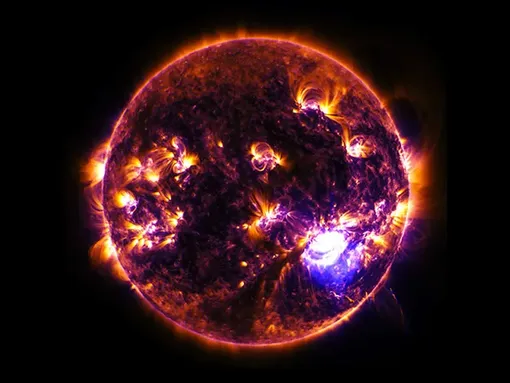 Солнце на снимке рентгеновского телескопа «Чандра». Над чёрной поверхностью — бури рентгеновского излучения.