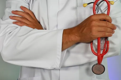 Как присутствие врача отражается на артериальном давлении пациента?