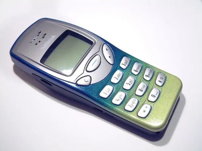Скромный сотовый Nokia 3210 (1999 год) и его более популярный собрат Nokia 3310 (2003 год) вошли в историю, как пример несокрушимости. Эти телефоны роняли с третьего этажа, били кувалдой и даже взрывали. А они все равно не хотели умирать.