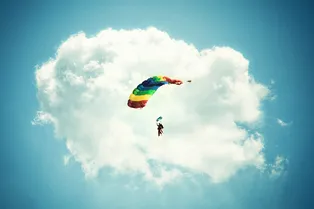 106-летний мужчина поставил мировой рекорд: он стал самым пожилым парашютистом в мире