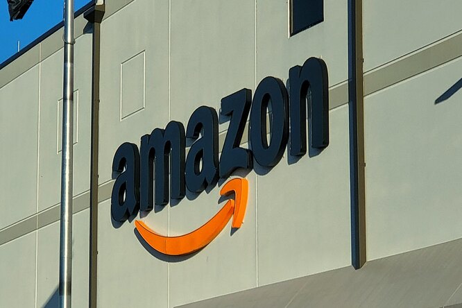 Amazon разрешила оплату покупок в собственных магазинах ладонью