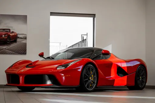 Ferrari проведет модный показ с участием своих автомобилей