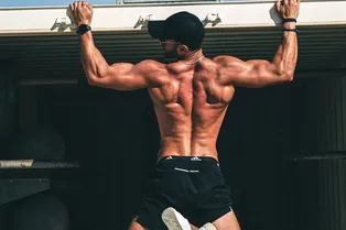 Как сидя прокачать все мышцы спины?