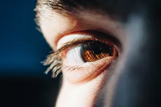 В TikTok набирает популярность тренд по изменению цвета глаз. Врачи предупреждают: это опасная процедура