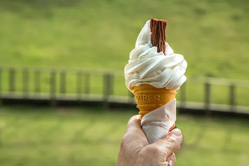 Почему в жару опасно есть мороженое: как охлаждаться летом, чтобы не испортить здоровье?