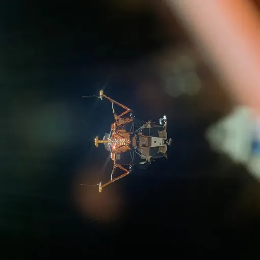 Лунный модуль «Орел» после расстыковки с командным модулем «Колумбия»