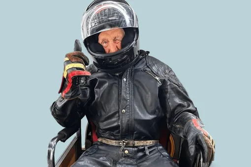 В 98 лет гоняет на мотоцикле и соревнуется с сыном: как живет самый старый мотогонщик в мире
